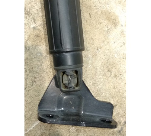 Амортизатор двери багажника левый