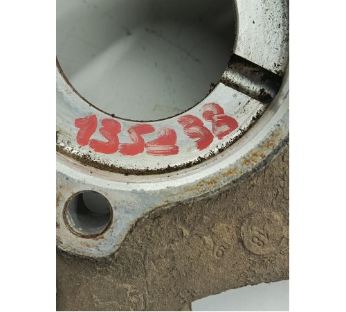 Кулак поворотный передний левый