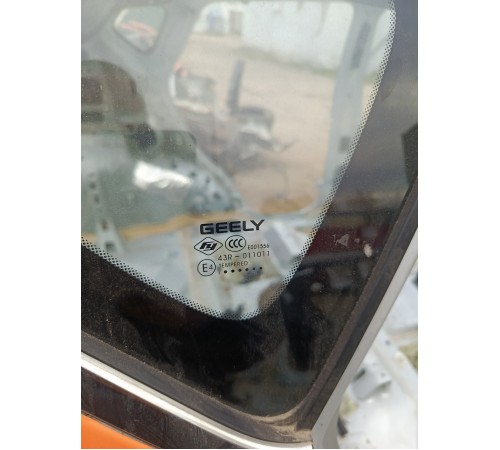 Глухое стекло заднее правое