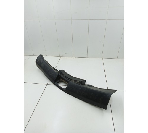 Накладка замка двери крышки багажника