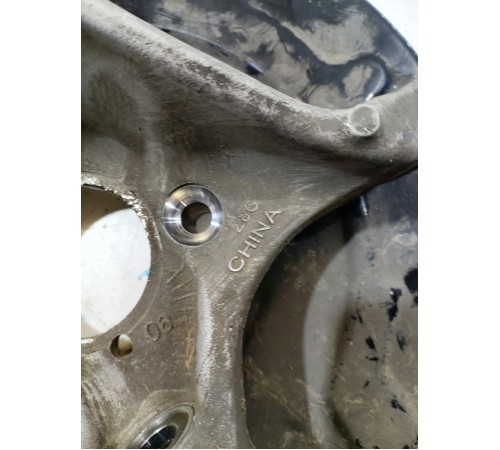 Кулак поворотный передний левый