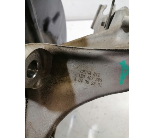 Кулак поворотный передний левый