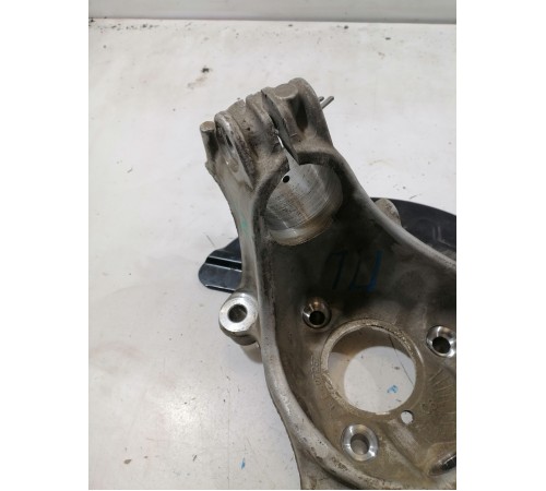 Кулак поворотный передний левый