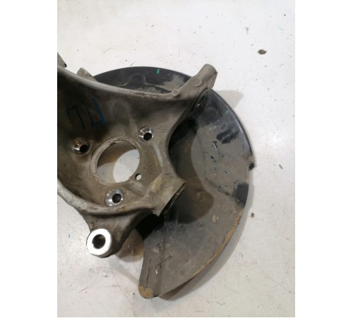 Кулак поворотный передний левый