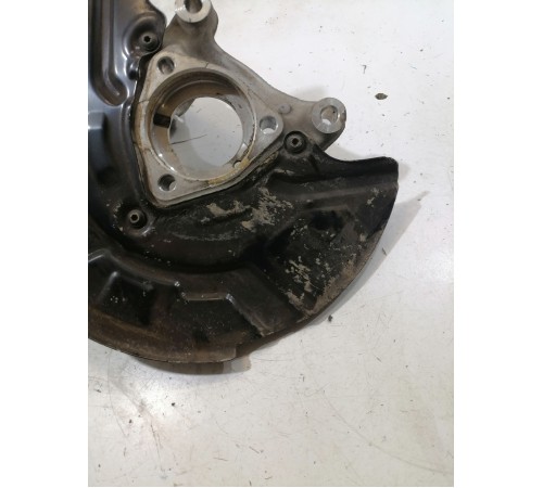 Кулак поворотный передний левый