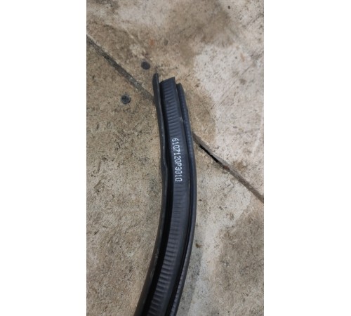 Уплотнитель двери передней правой