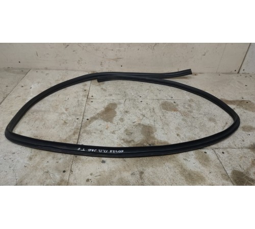 Уплотнитель двери передней правой