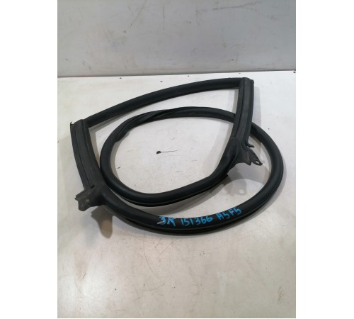 Уплотнитель двери задний правый