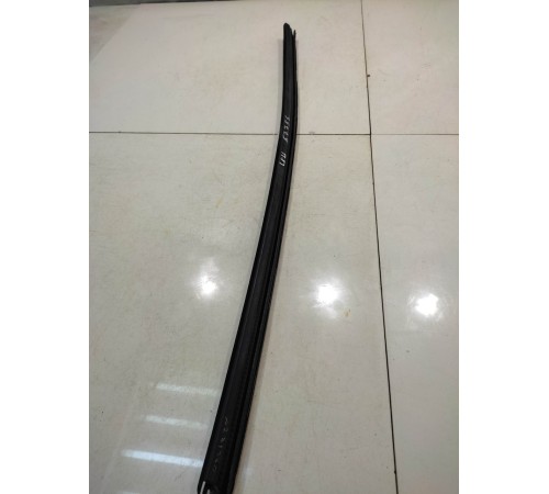 Уплотнитель двери (передний, правый)