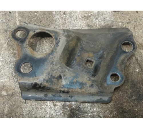 Кронштейн переднего стабилизатора правый