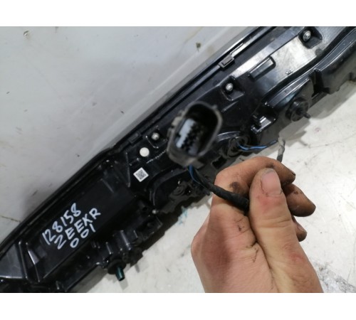 Центральный фонарь крышки багажника