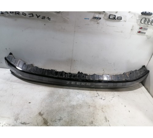 Центральный фонарь крышки багажника