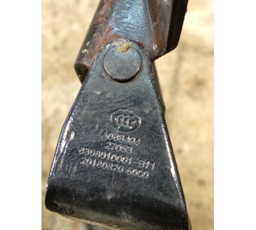 Петля двери багажника