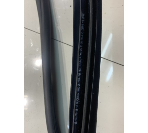 Уплотнитель двери (задний, правый)