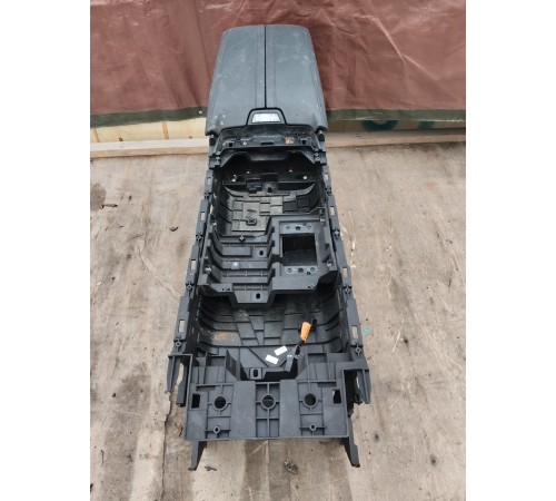 Центральная консоль с подлокотником