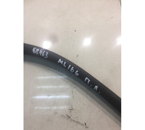 Уплотнитель двери (передний, левый)