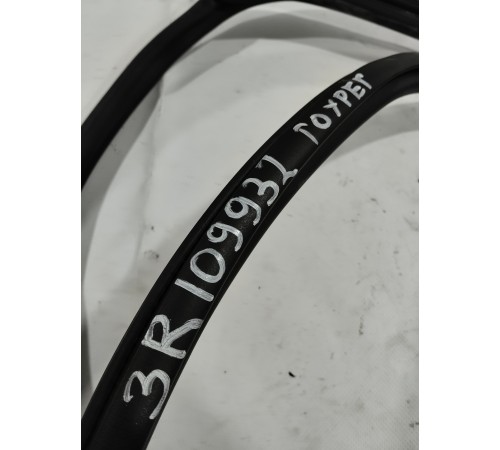 Уплотнитель двери задний правый