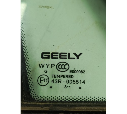 Глухое стекло передней правой двери