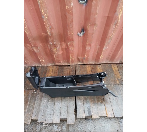 Центральная консоль с подлокотником