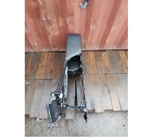 Центральная консоль с подлокотником