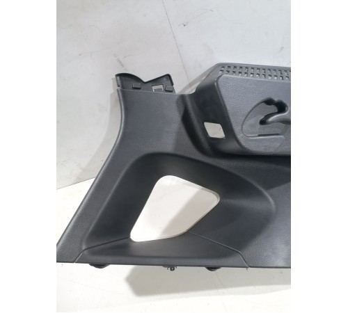 Обшивка задней стойки левая верхняя