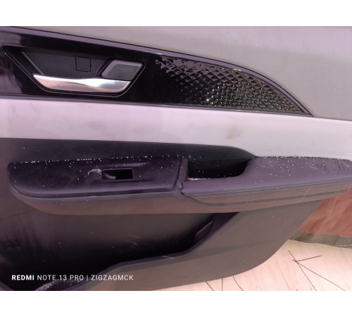 Обшивка двери передняя правая