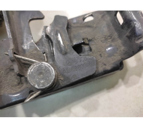 Замок капота