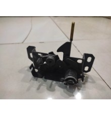 Замок капота