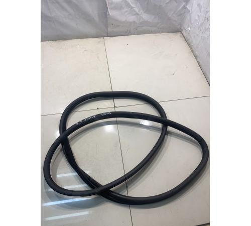 Уплотнитель двери (передний, правый)