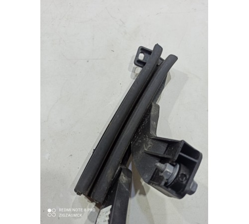 Направляющая стекла(передняя правая)