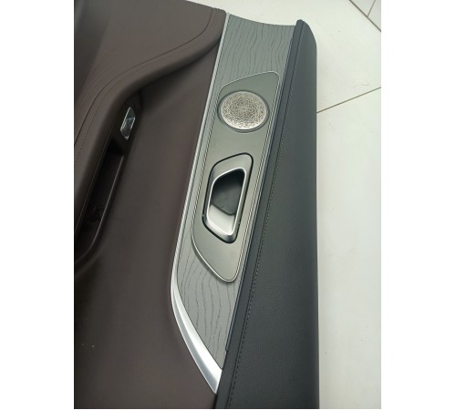 Обшивка двери задняя правая в сборе