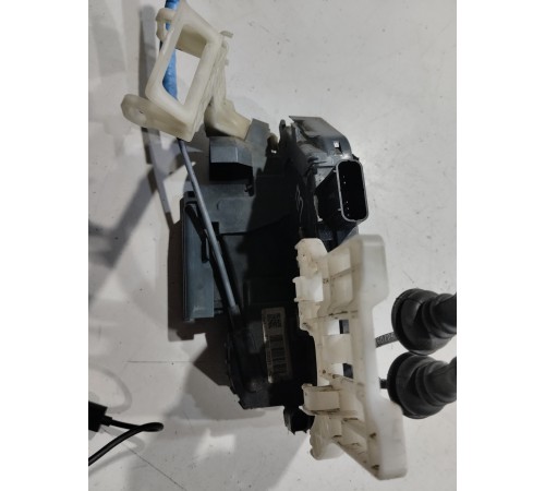 Замок двери (передний правый)