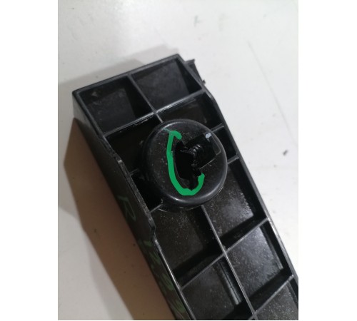 Кронштейн бампера правый 