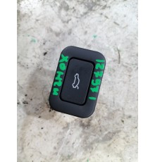 Кнопка открывания крышки багажника