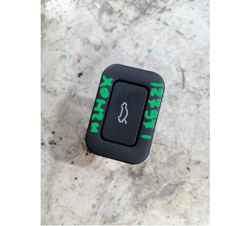 Кнопка открывания крышки багажника