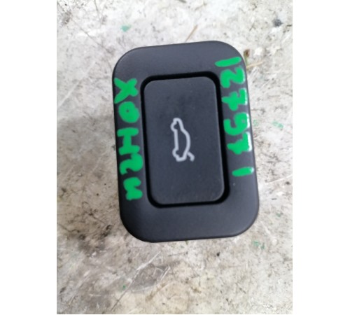 Кнопка открывания крышки багажника