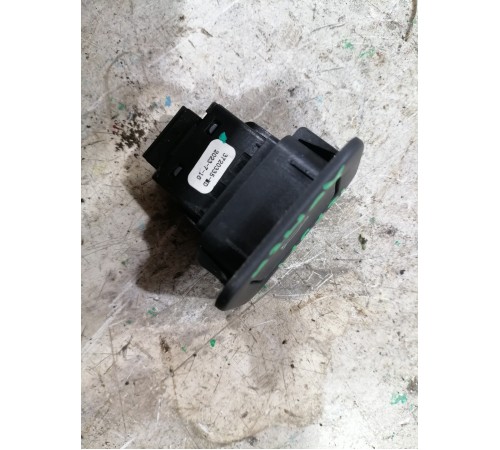 Кнопка открывания крышки багажника