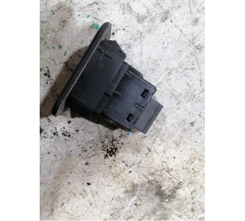 Кнопка открывания крышки багажника