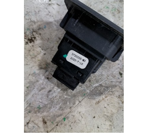 Кнопка открывания крышки багажника