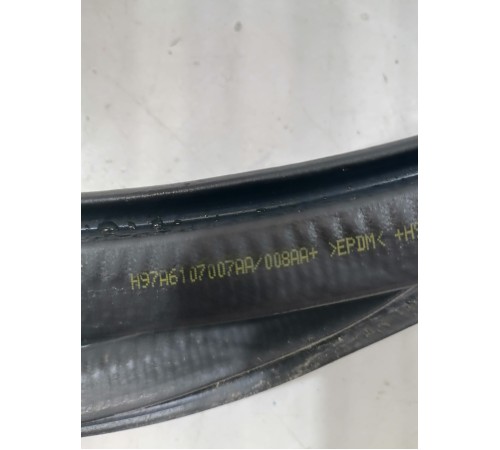 Уплотнитель двери передний левый