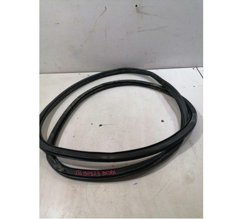 Уплотнитель двери передний левый