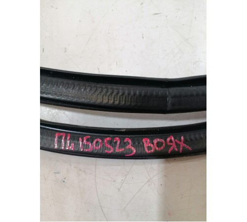 Уплотнитель двери передний левый