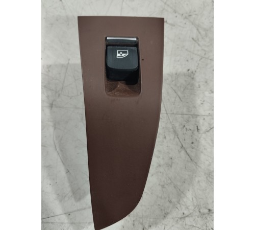 Кнопка стеклоподъемника (задняя правая)