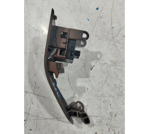 Кнопка стеклоподъемника (задняя правая)