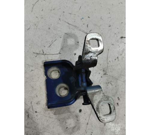 Петля двери(передняя правая нижняя)