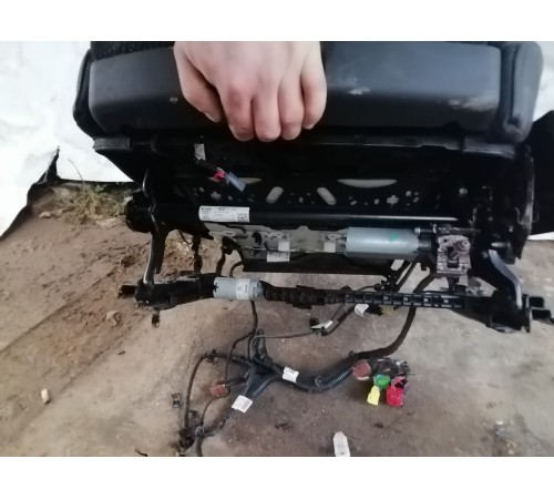 Сиденье переднее левое