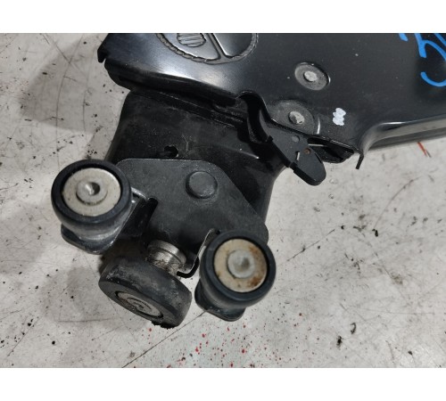 Механизм (ролик) привода сдвижной двери правый