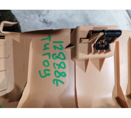 Накладка передняя правая 