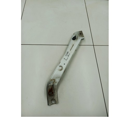 Кронштейн фары левый