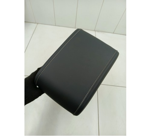 Подлокотник центральной консоли